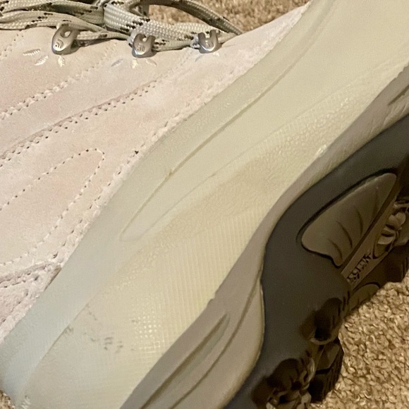 The North Face Women’s Chilkat Ivory and Beige Winter Snow Boots Size 7 US - Picture 8 of 9